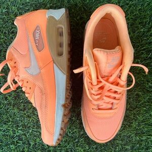 Neon orange Air Max 90 sneakers 🍊